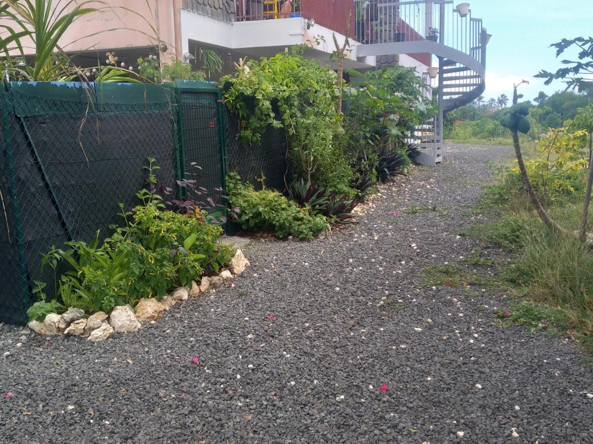 Chambre Avec Cuisine Et Sdb Semi-Privatives Separees Dans Un Ecrin De Verdure Les Abymes Exterior photo