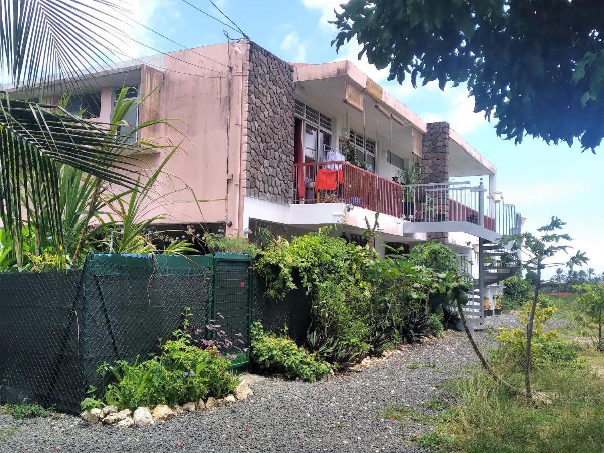 Chambre Avec Cuisine Et Sdb Semi-Privatives Separees Dans Un Ecrin De Verdure Les Abymes Exterior photo